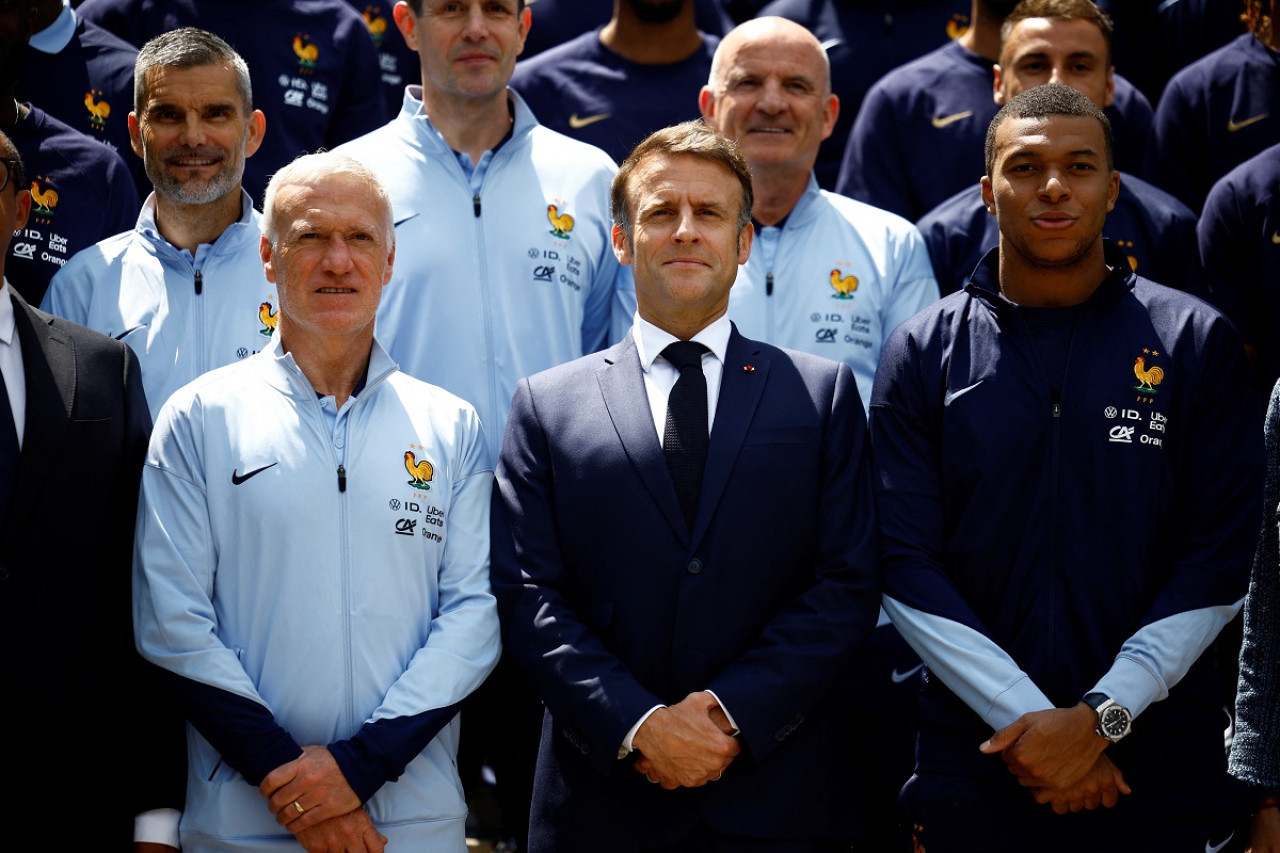 Kylian Mbappé y Emmanuel Macron. Foto: Reuters.