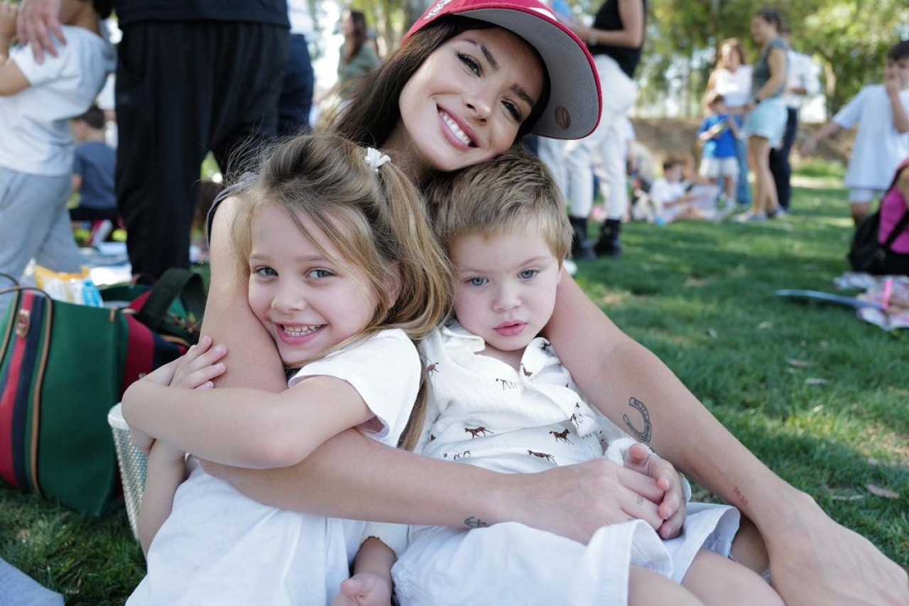 La China Suárez junto a sus hijos. Foto: Instagram @sangrejaponesa.