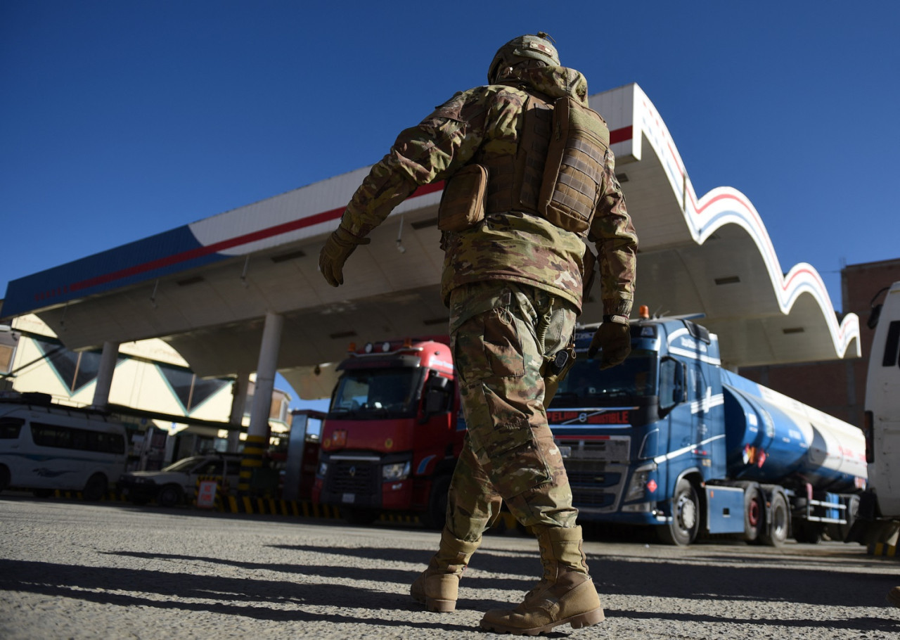 Bolivia puso a militares a controlar la venta de combustibles en estaciones de servicio. Foto: Reuters