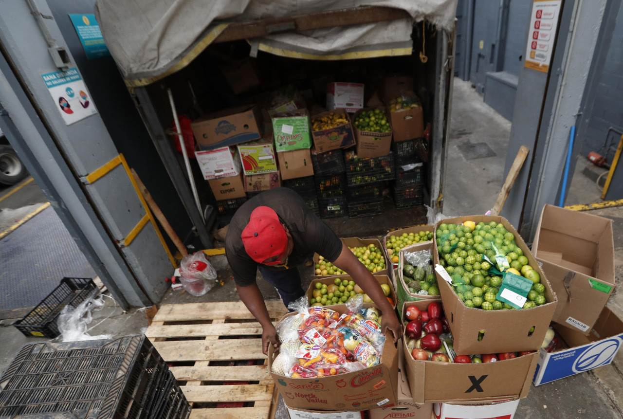 Normativa para tirar menos comida y reciclar más textil. Foto: EFE