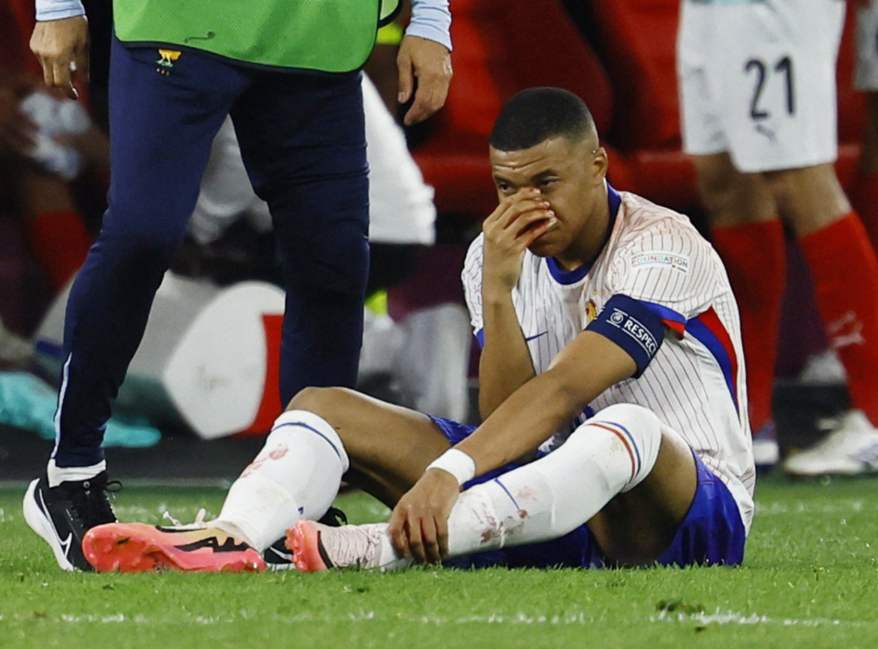 Mbappé se fracturó la nariz en el debut de Francia en la Eurocopa. Foto: Reuters