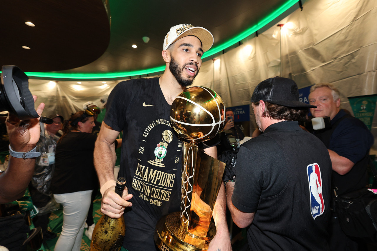 Jayson Tatum celebró el título de los Boston Celtics. Foto: Reuters.