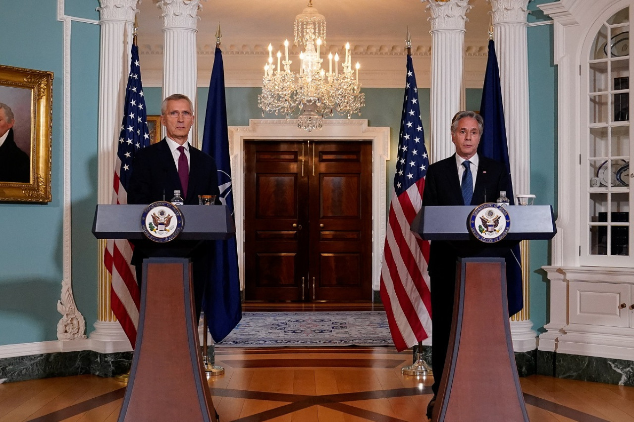 Jens Stoltenberg y Antony Blinken. Foto: Reuters.