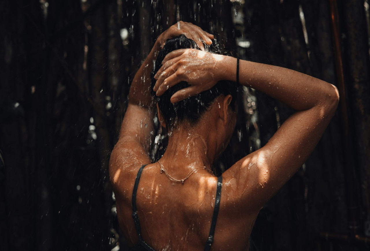 Lavado de pelo; cabello; higiene. Foto: Unsplash.