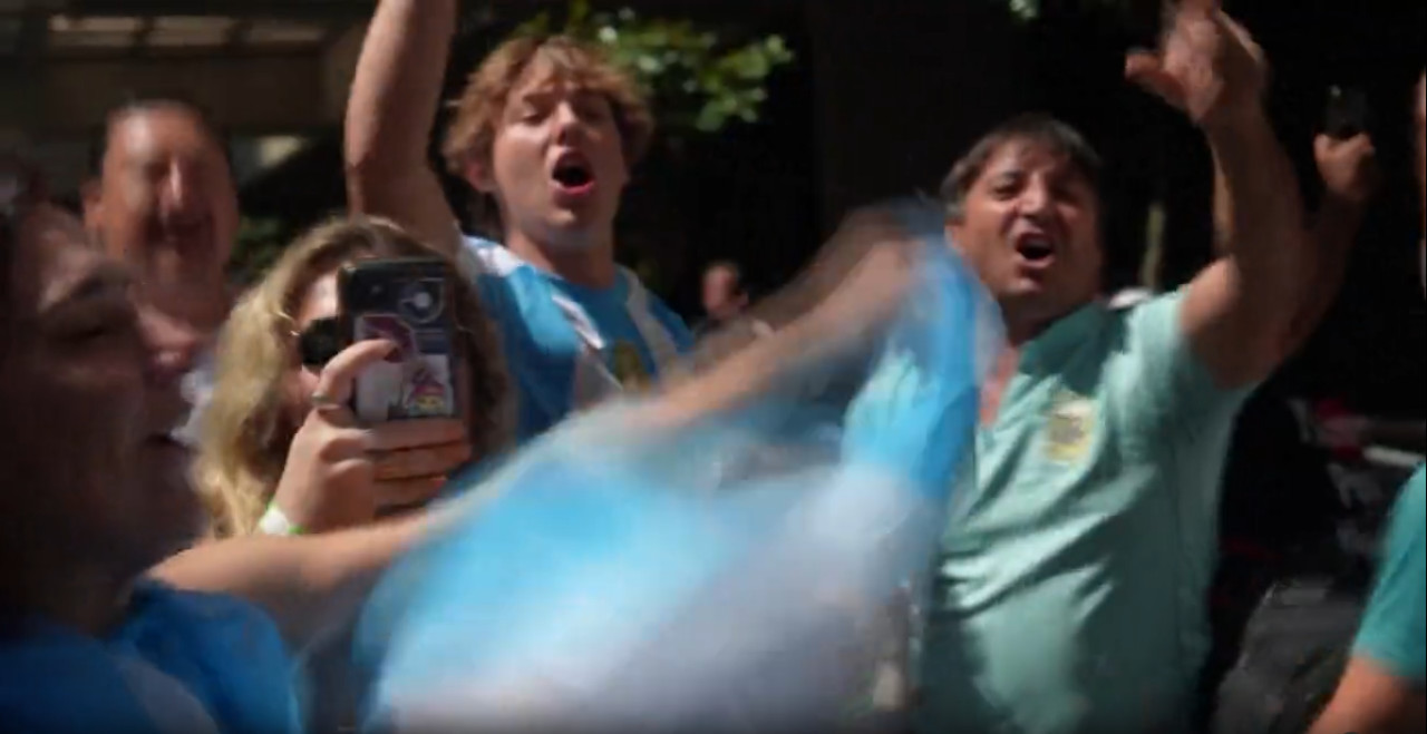 Los hinchas de Argentina esperan euforicos el partido debut de la Copa América. Foto: Captura video Reuters.