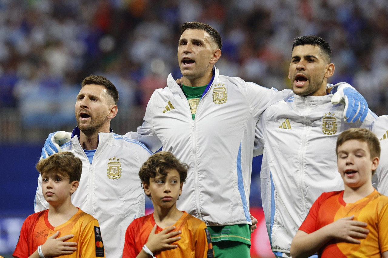 Lionel Messi, Dibu Martínez y Cuti Romero. Foto: EFE.