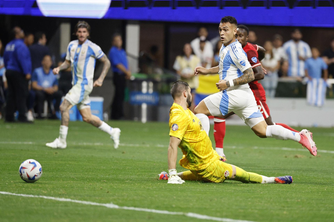 Lautaro Martínez anotó el segundo gol de Argentina. Foto: EFE.