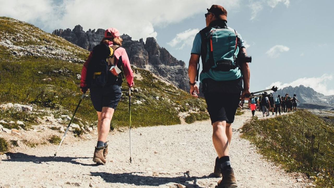 Senderismo, marcha nórdica. Foto: Unsplash.