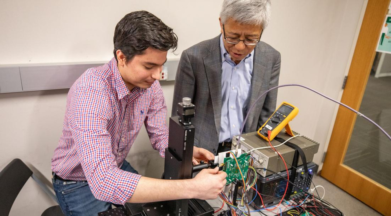 Chip para darle visión de rayos X a los celulares. Foto: Universidad de Texas