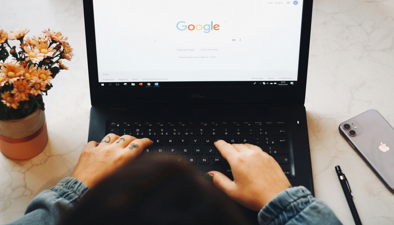 Google; teclado. Foto: Unsplash.