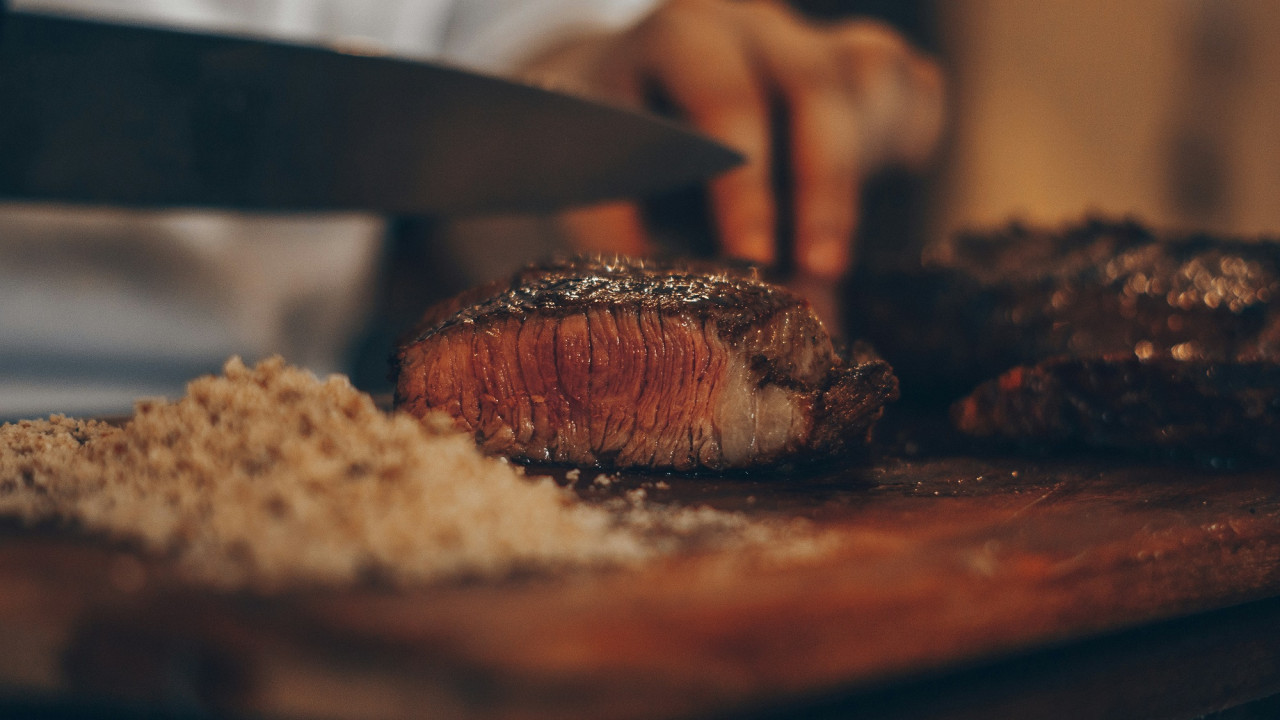 Asado, carne, parrilla. Foto Unsplash.