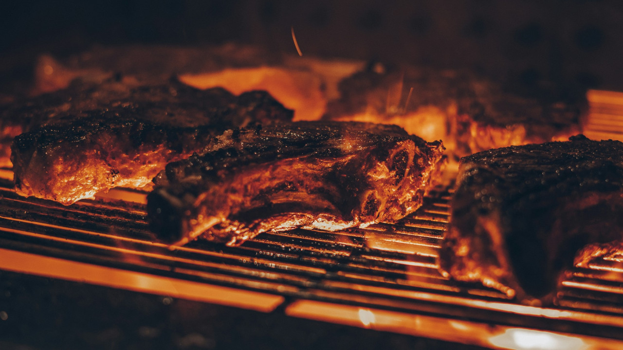 Asado, carne, parrilla. Foto Unsplash.