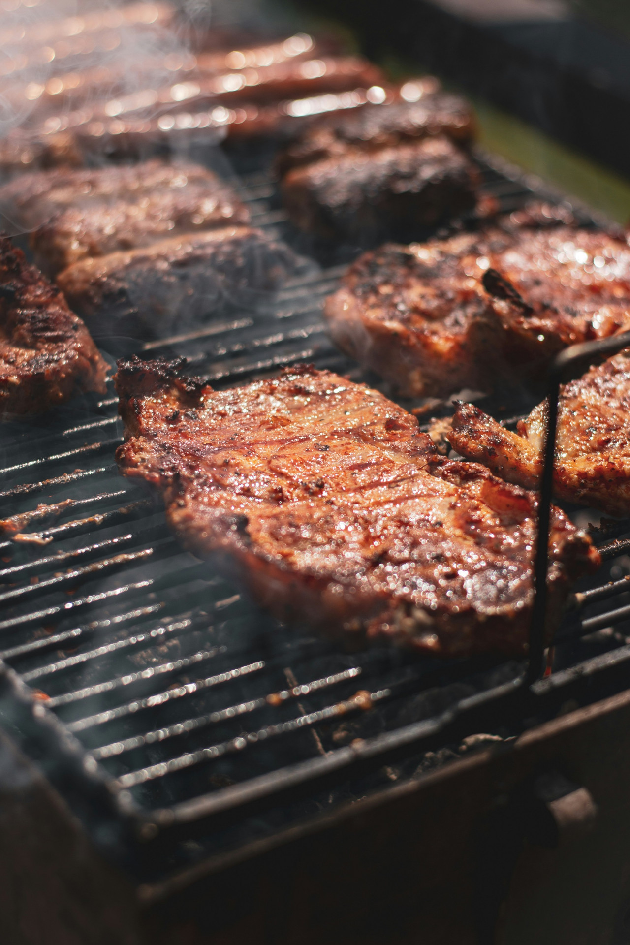 Asado, carne, parrilla. Foto Unsplash.