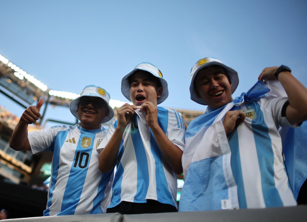 Hinchas argentinos en el estadio ubicado en Nueva Jersey. Foto: Reuters.