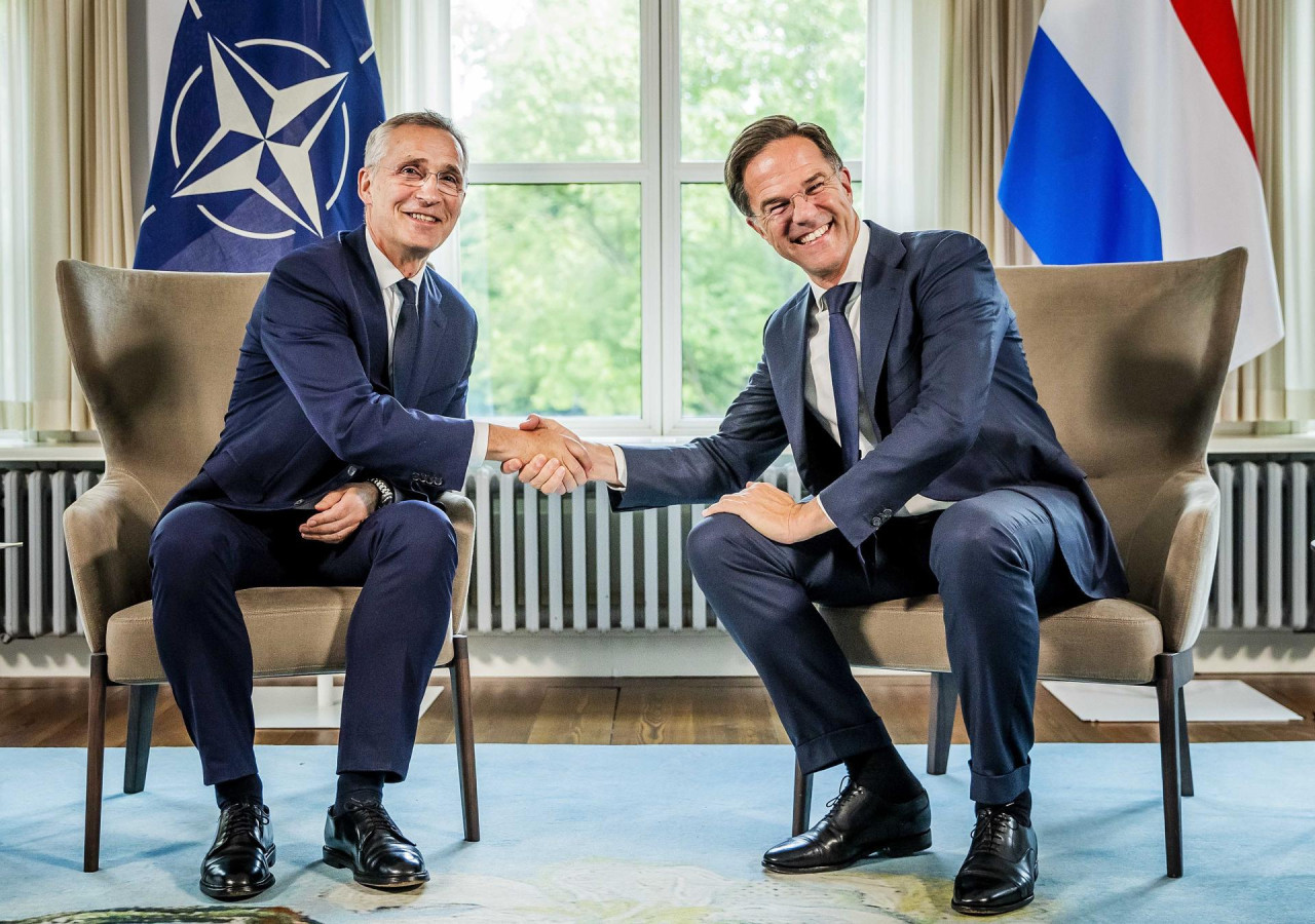 Mark Rutte junto a Jens Stoltenberg. Foto: EFE.