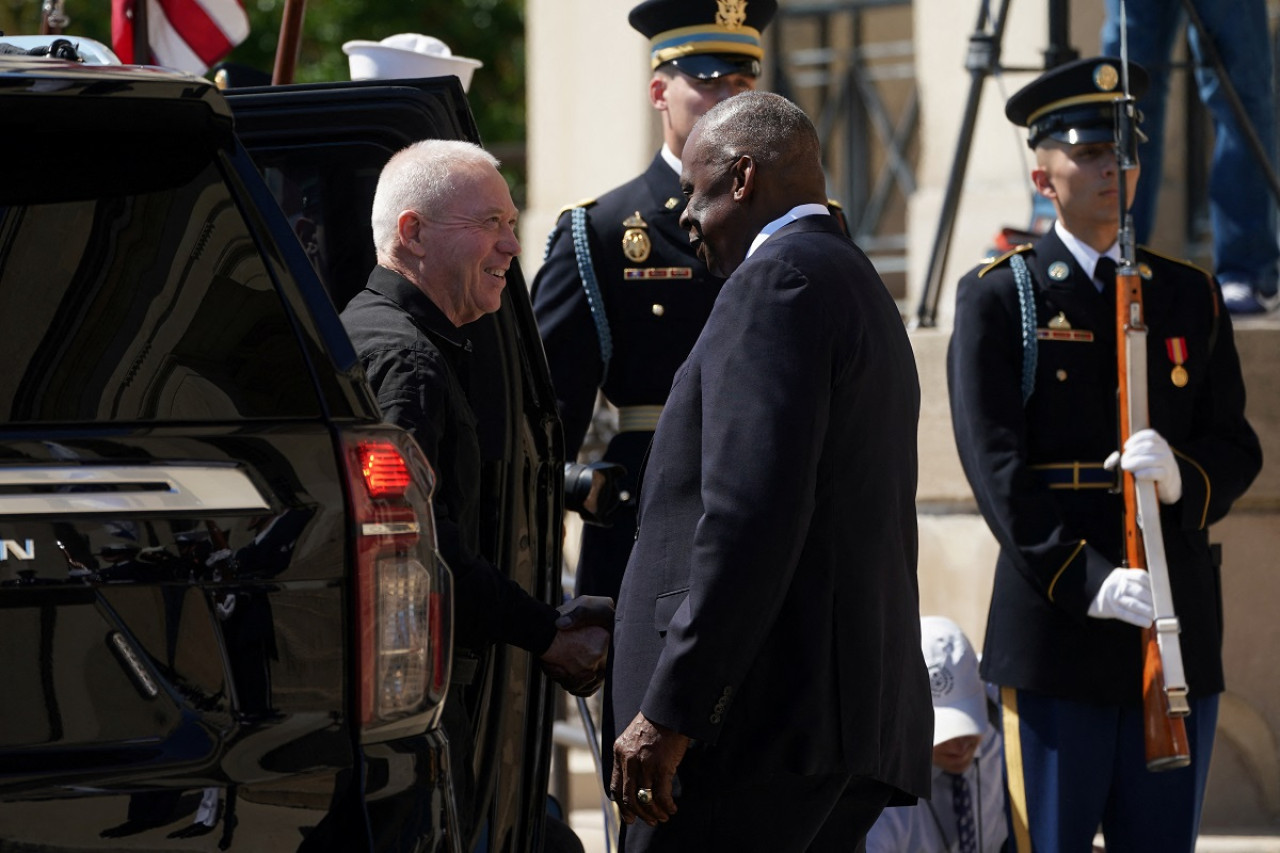 Yoav Gallant y Lloyd Austin. Foto: Reuters.