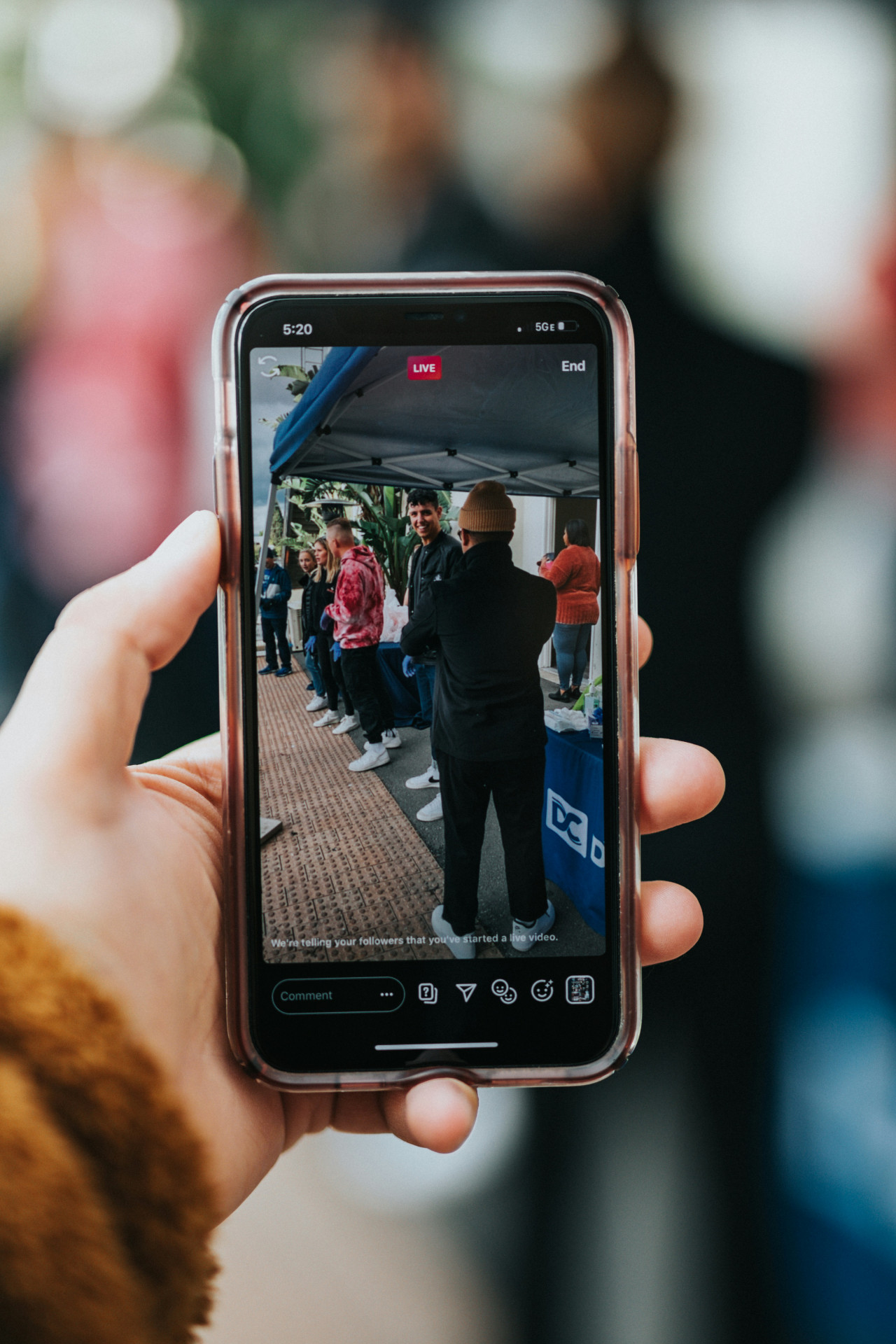 Un vivo en Instagram puede ser visto por muchas personas. Foto: Unsplash.