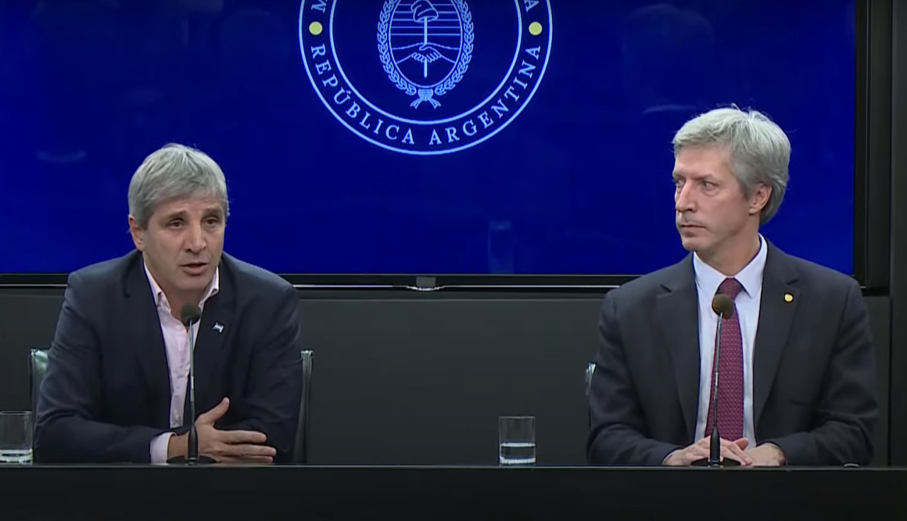 Conferencia de prensa de Luis Caputo y Santiago Bausili.