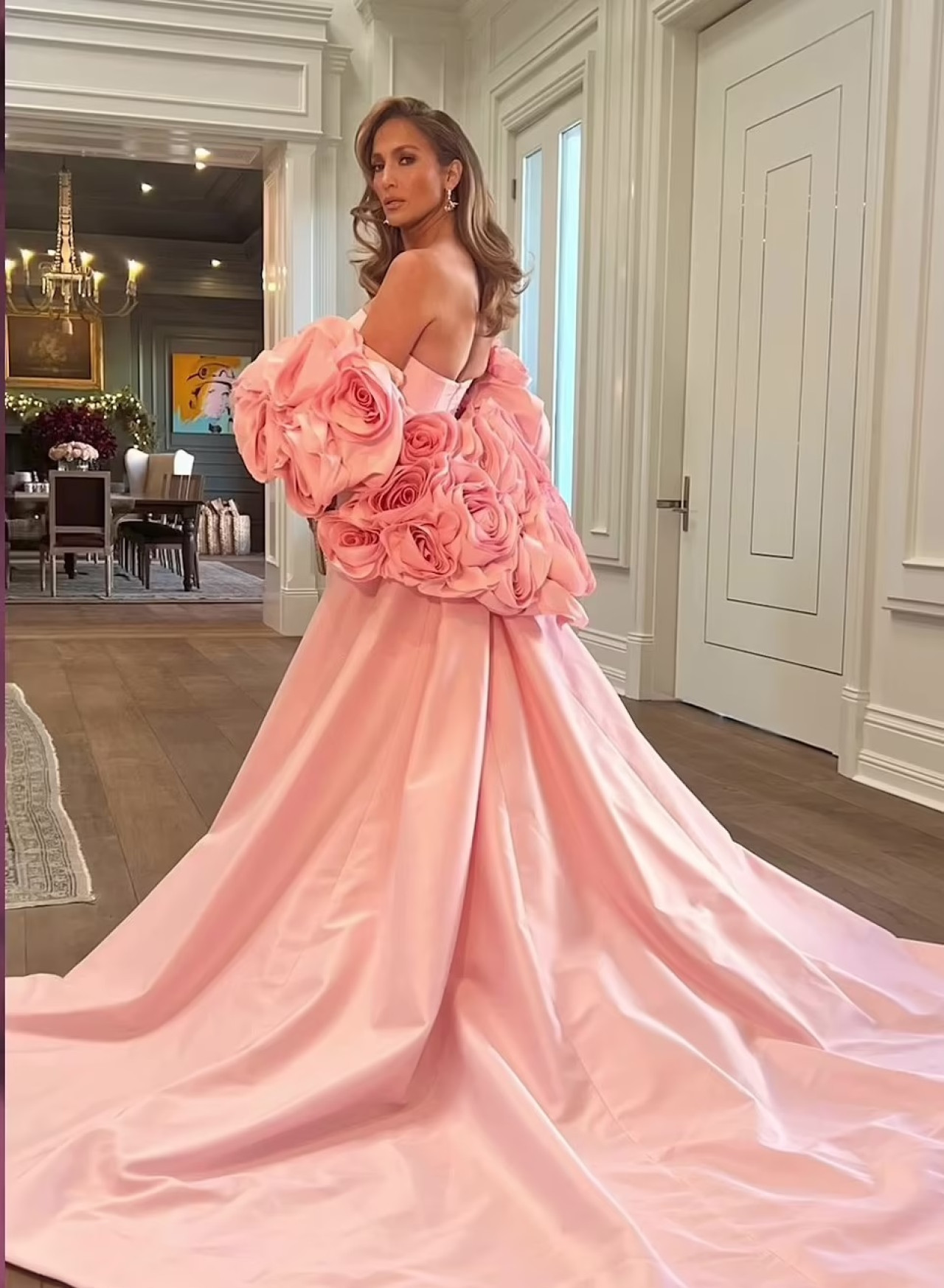 Jennifer Lopez posa en su mansión. De fondo se ven algunos de los cuadros de mucho valor. Foto: Instagram