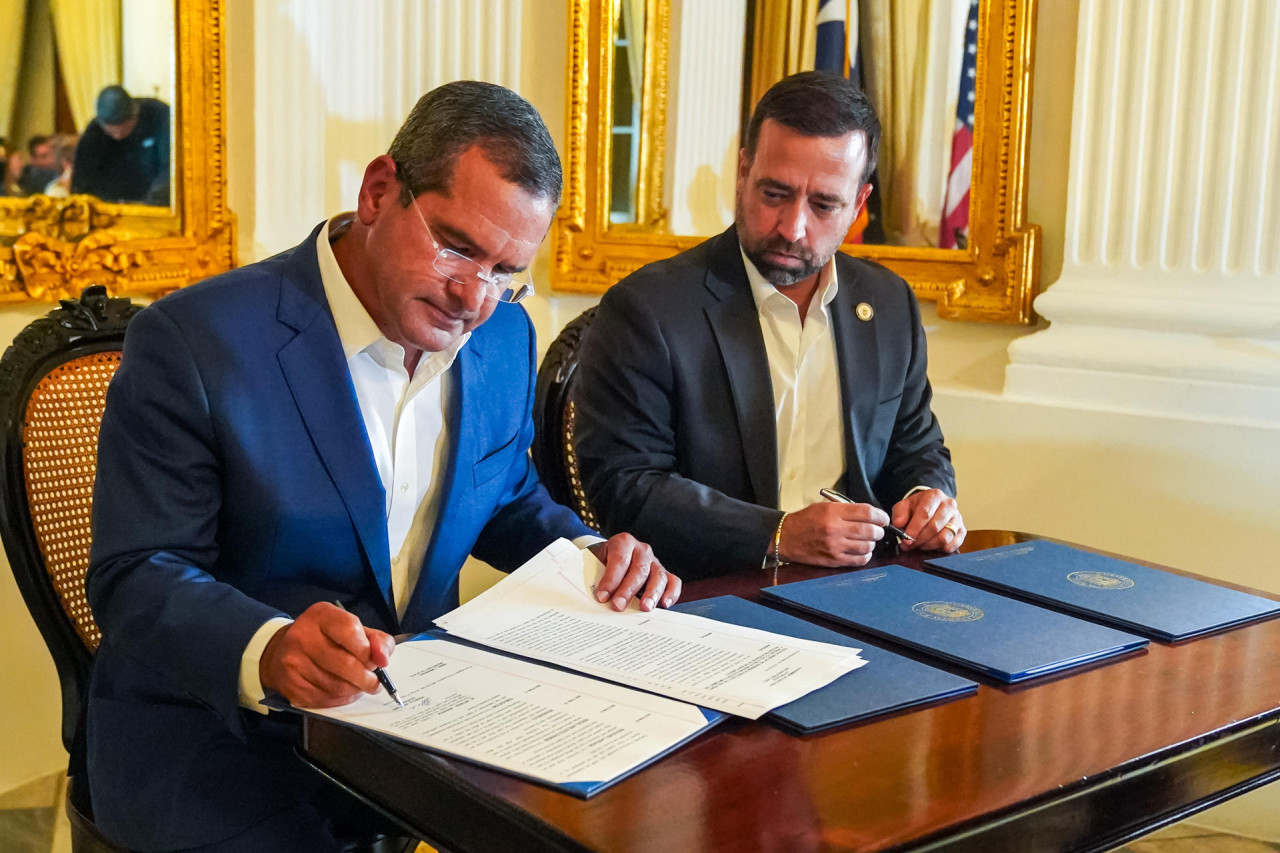 El gobernador de Puerto Rico, Pedro Pierluisi (i), posando junto al secretario de Estado, Omar Marrero, durante la firma de la Orden Ejecutiva (OE) 2024-016. EFE