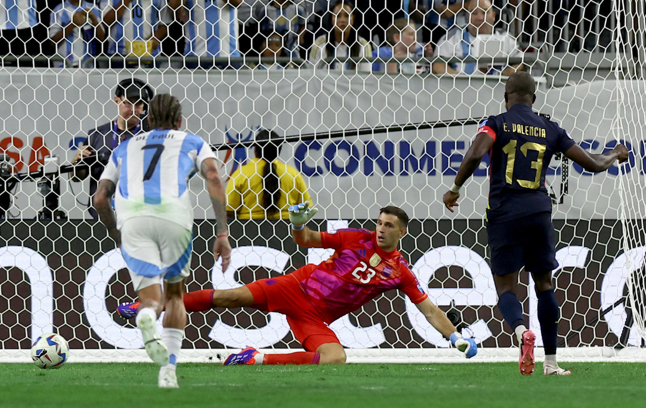 Enner Valencia erró el penal ante el Dibu Martínez. Foto: Reuters.