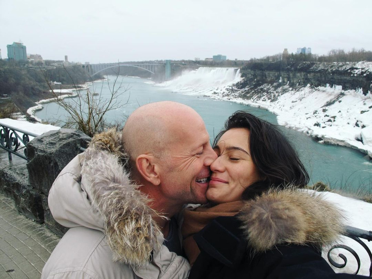 Bruce Willis junto a su esposa, Emma Heming. Foto: Instagram.