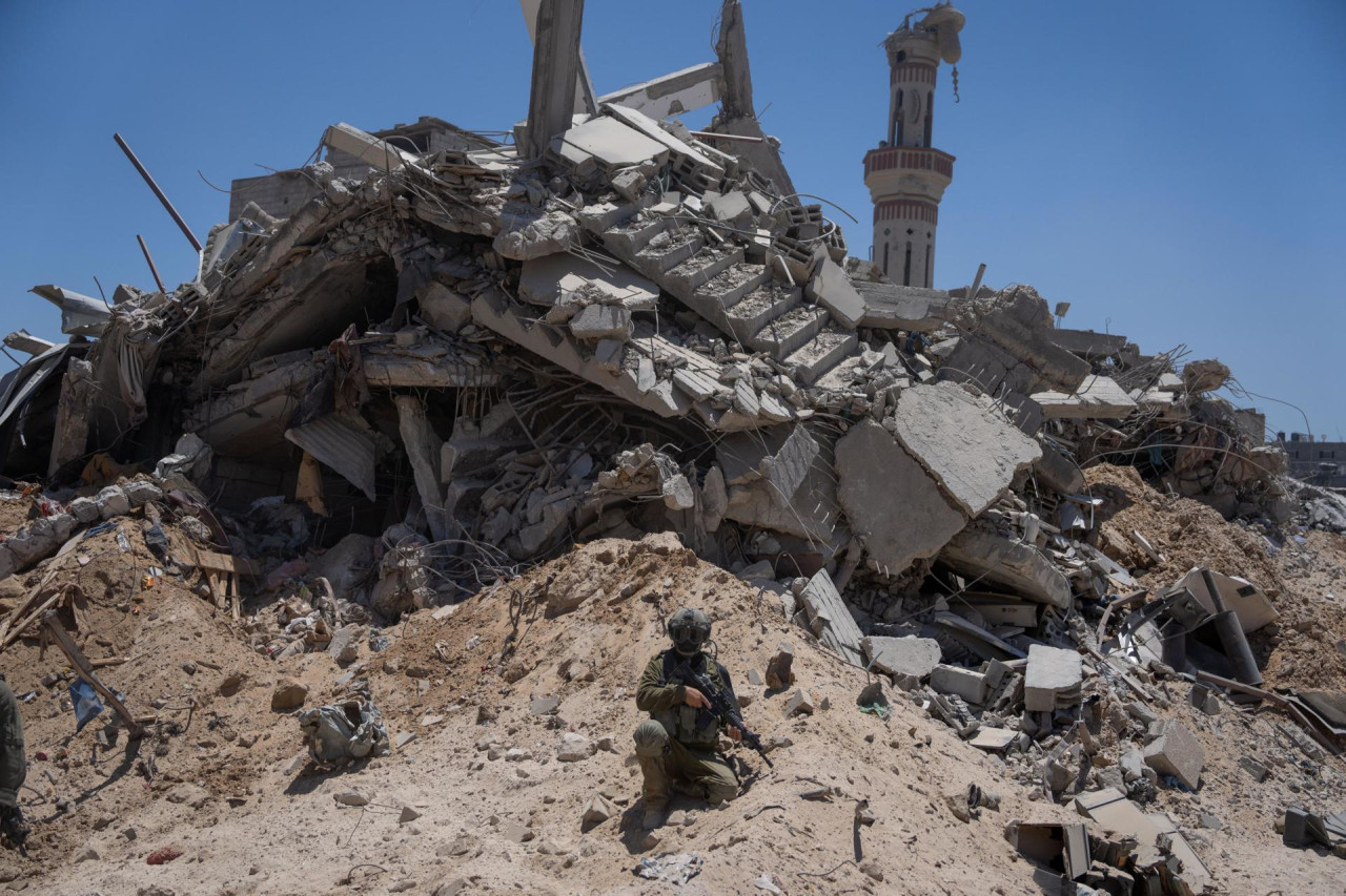 Imagen tomada el 3 de julio de 2024 y publicada el 7 de julio de 2024 que muestra a soldados israelíes durante una operación terrestre en el sur de la Franja de Gaza. Foto: EFE