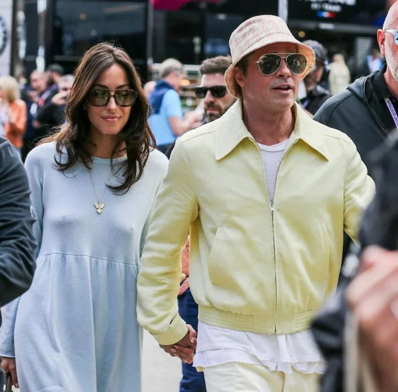 Brad Pitt junto a su nueva pareja. Foto: NA.