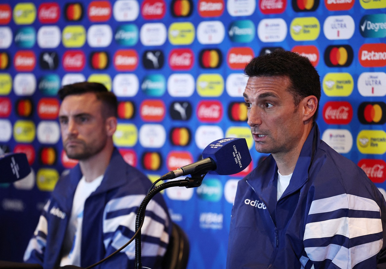 Lionel Scaloni (derecha) y Nicolás Tagliafico (izquierda). Foto: Reuters.