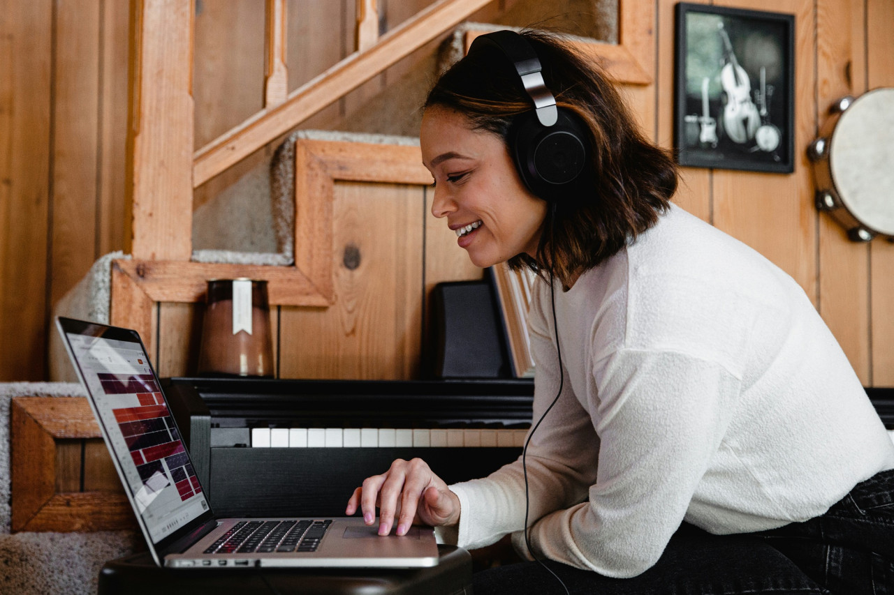 Auriculares, música. Foto Unsplash.