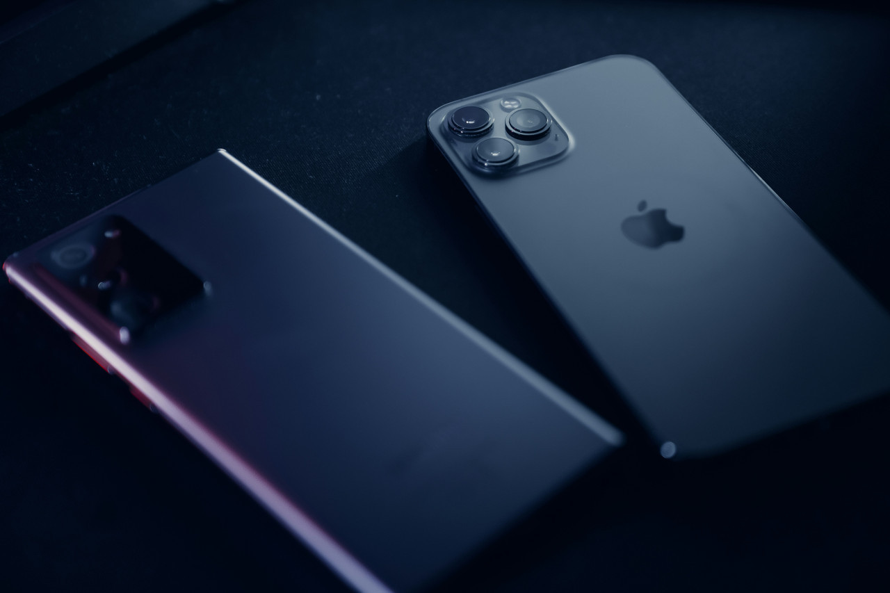 Celulares Samsung y Apple. Foto: Unsplash.