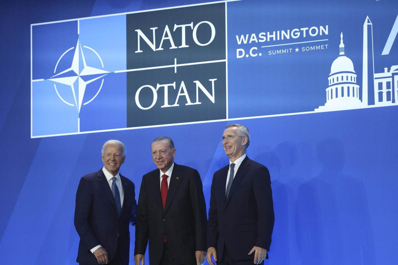 Joe Biden, Tayyip Erdogan y Jens Stoltenberg. Foto: Reuters.