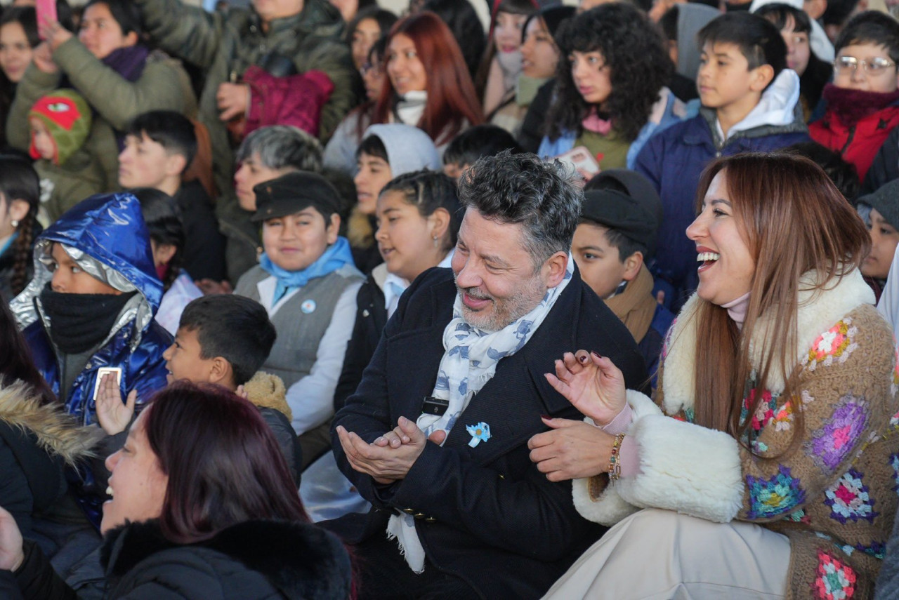 Gustavo Menéndez presenció distintos actos del 9 de julio en colegios de Merlo.