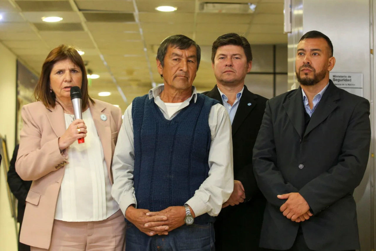 Patricia Bullrich junto al padre de Loan. Foto: NA