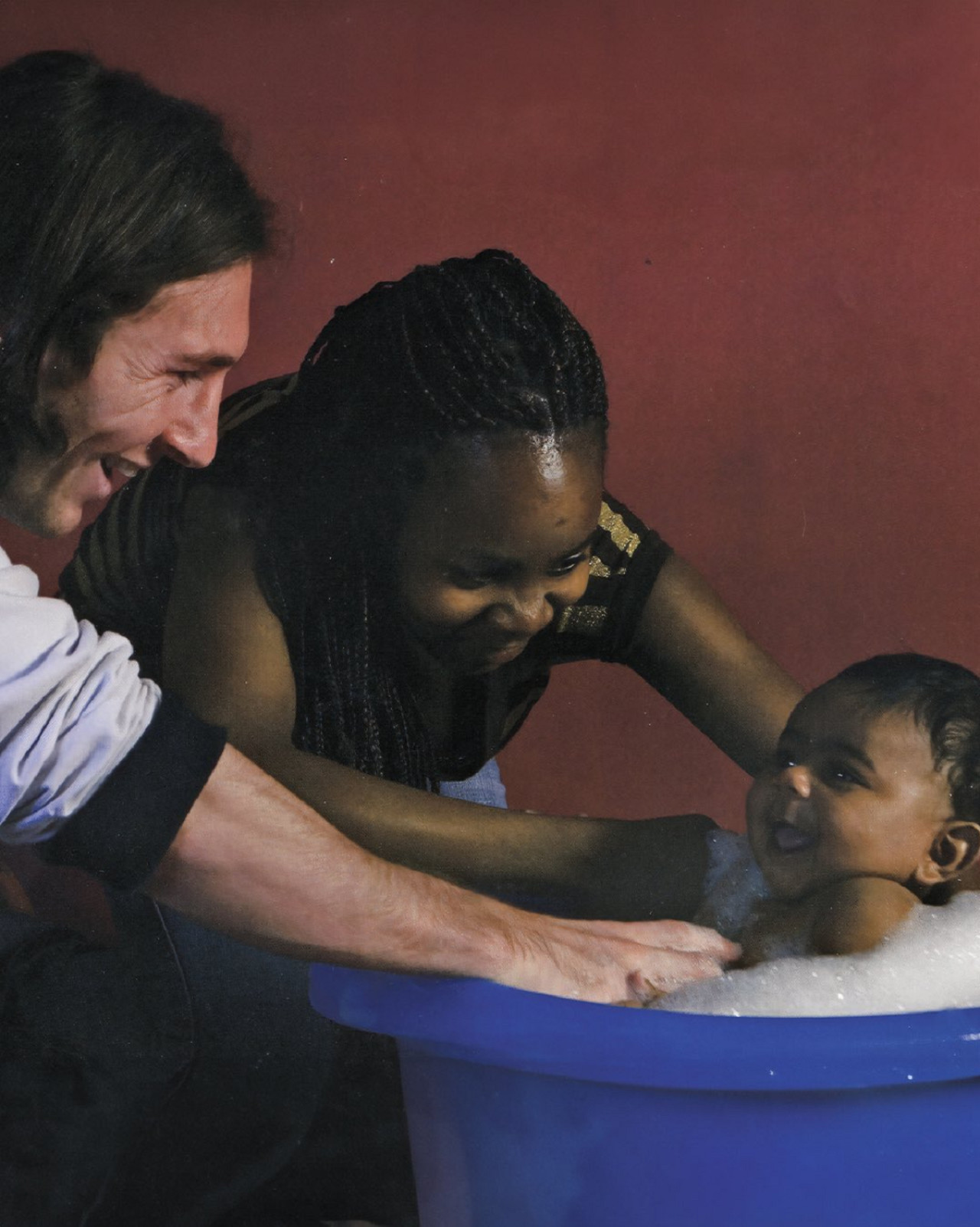 Lionel Messi bañando a Lamine Yamal. Foto: X @FCBarcelona_es