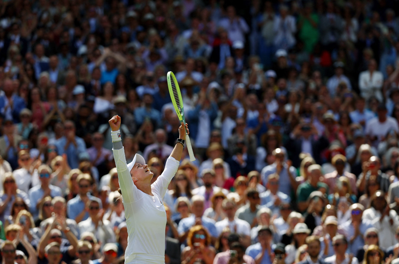 Festejo de Barbora Krejcikova en Wimbledon. Foto: REUTERS.