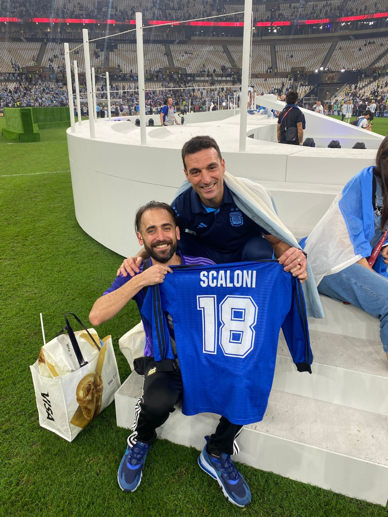 Scaloni junto al coleccionista que le entregó las camisetas. Foto: redes sociales.