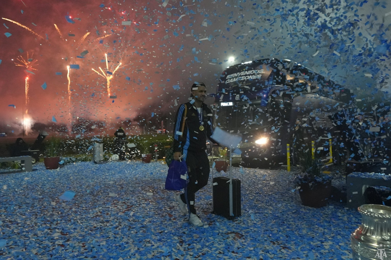 Leandro Paredes en el recibimiento a la Selección Argentina tras ganar la Copa América 2024. Foto: X Argentina.