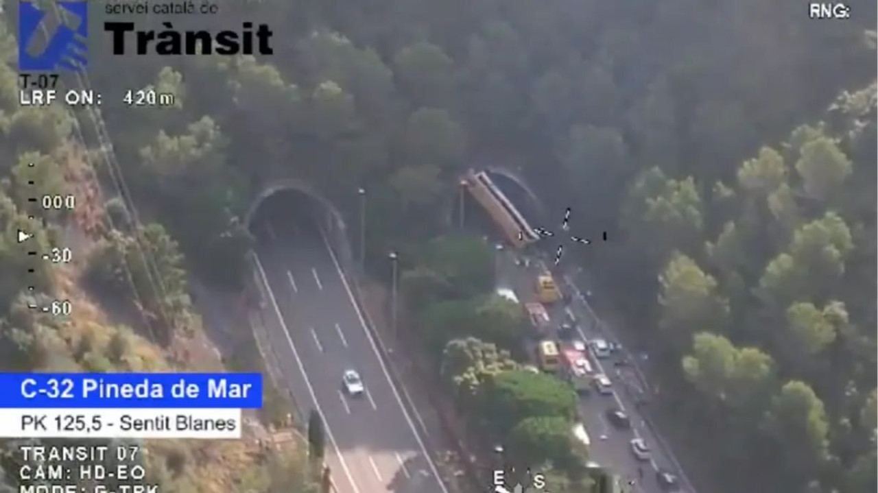 Accidente de un colectivo en Barcelona. Foto: Captura de pantalla.