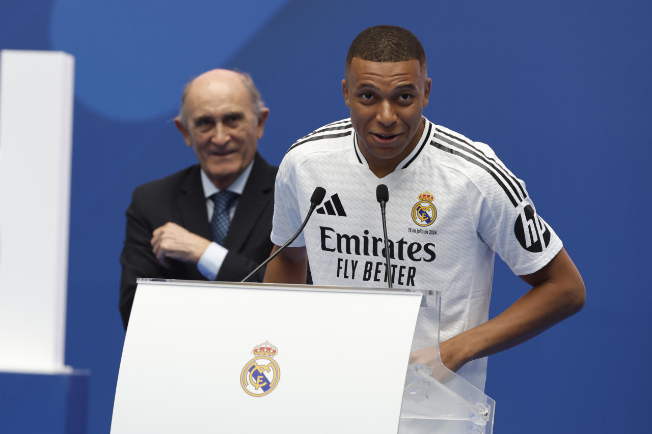 Kylian Mbappé hablando para el público del Real Madrid. Foto: EFE.