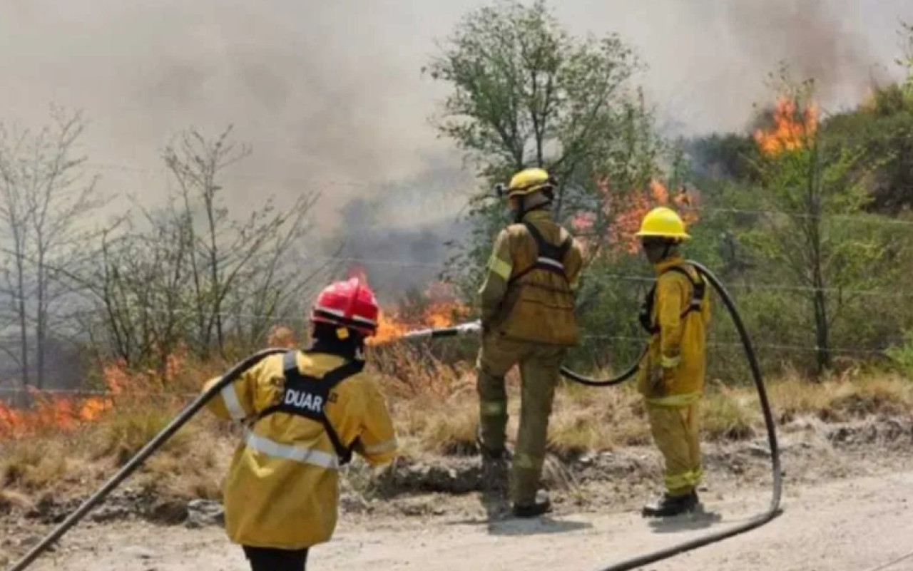 Bomberos en el incendio del cerro Champaquí. Foto: X/teclapatagonia.