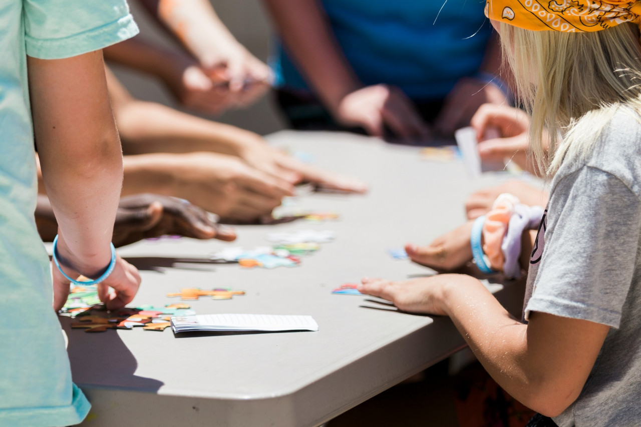 Niños, chicos, juegos. Foto Unsplash.