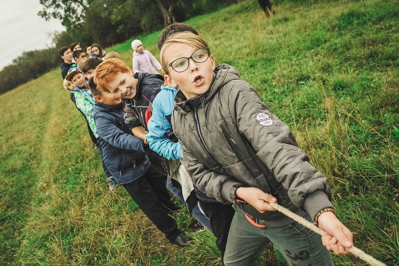 Niños, chicos, juegos. Foto Unsplash.