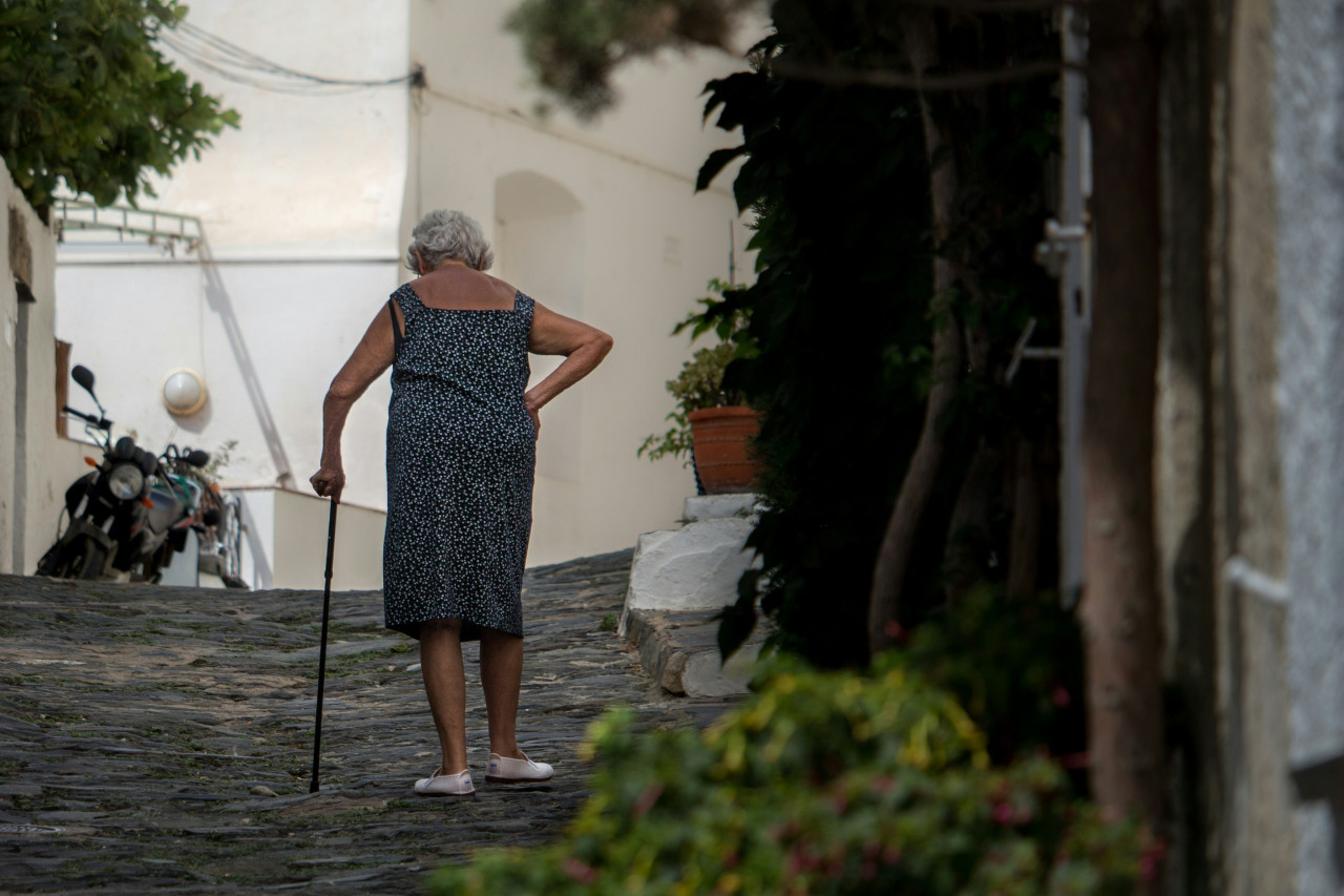 Bastón, adultos mayores, abuelos. Foto: Unsplash.