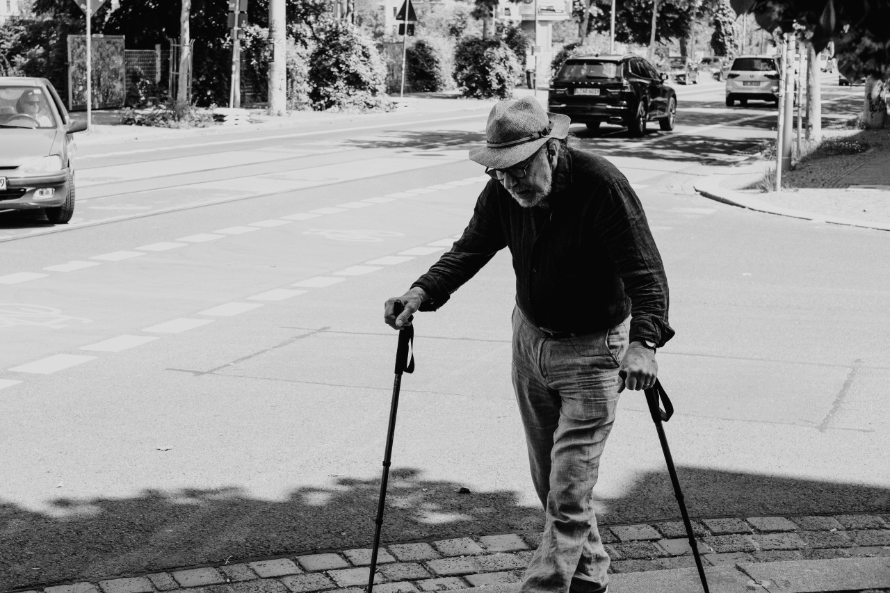 Bastón, adultos mayores, abuelos. Foto: Unsplash.