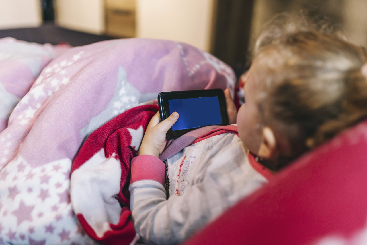 Niños, celular, tecnología. Foto: freepik