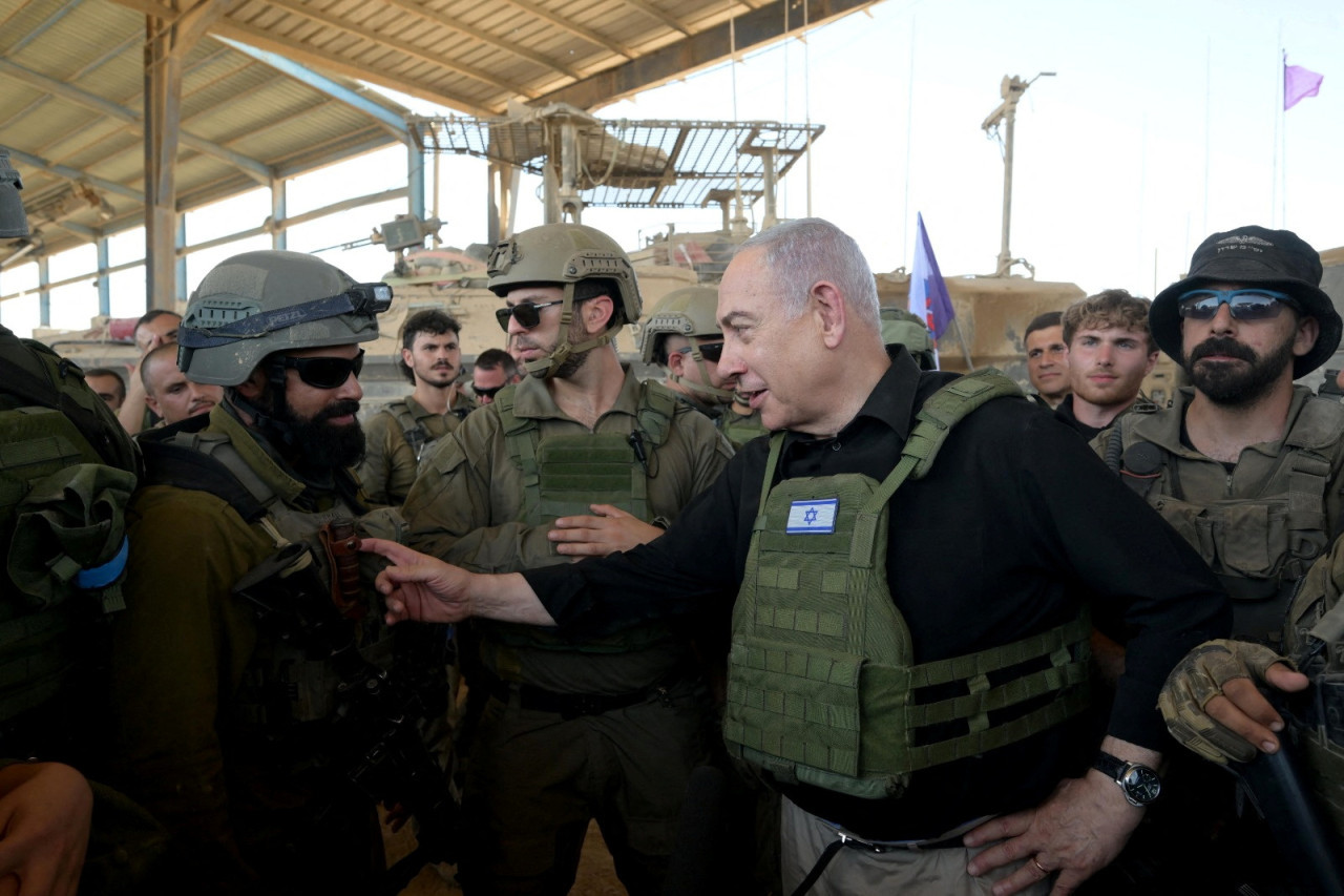 Benjamin Netanyahu junto a soldados israelíes en Rafah. Foto: REUTERS.