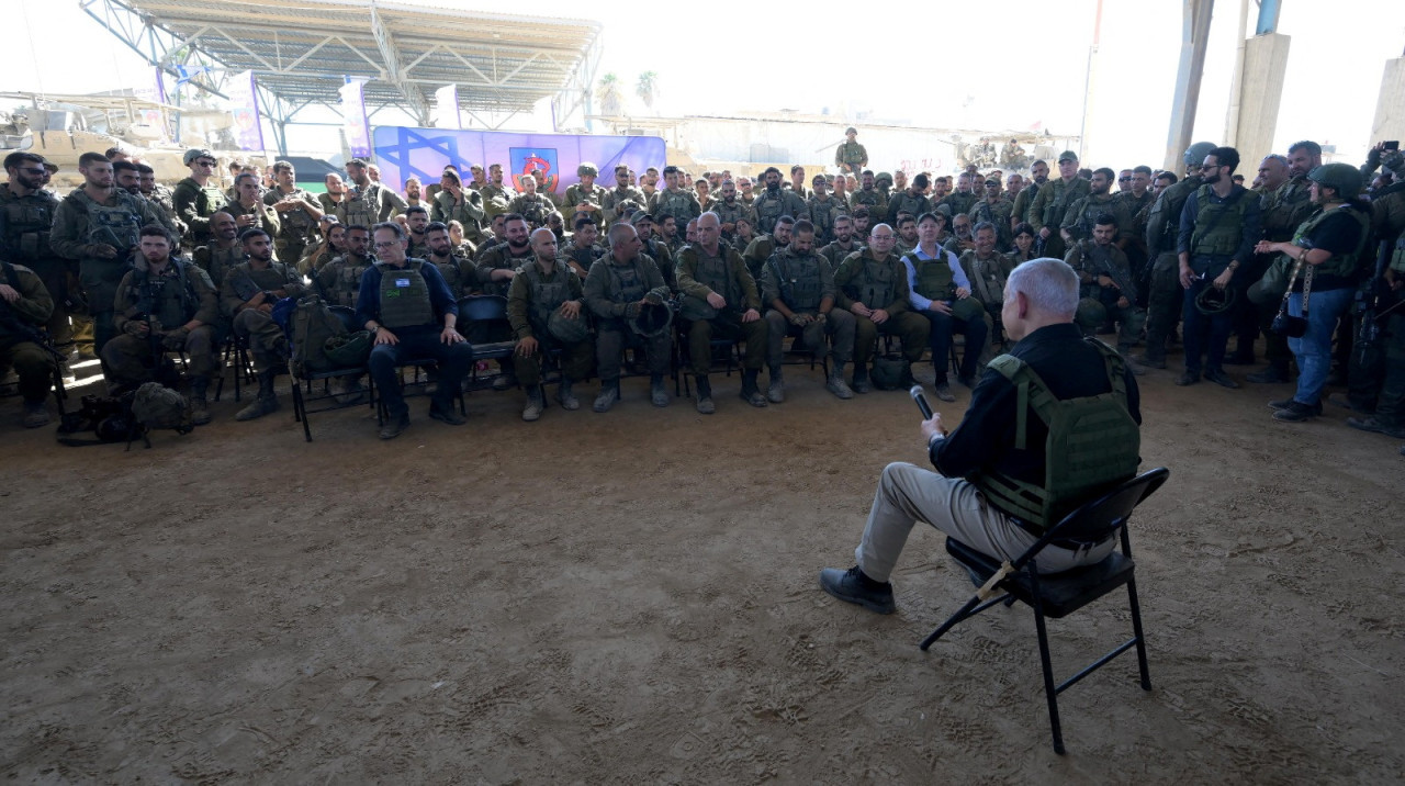 Benjamin Netanyahu junto a soldados israelíes en Rafah. Foto: REUTERS.