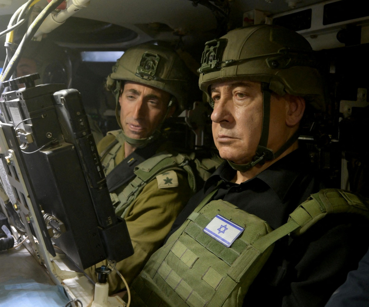 Benjamin Netanyahu junto a soldados israelíes en Rafah. Foto: REUTERS.