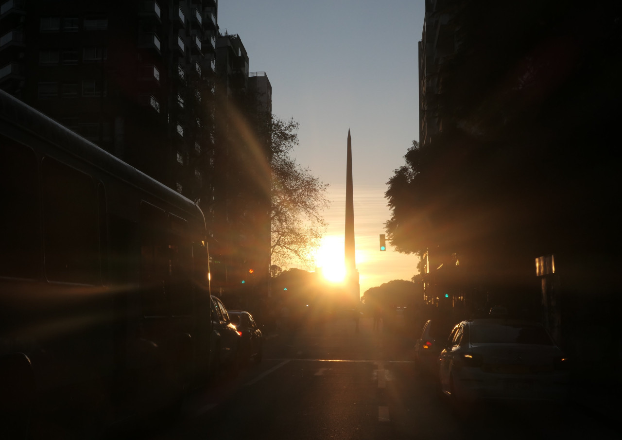 El nuevo rito de Montevideo: ver el sol salir por la 18 de Julio el 18 de julio. Foto: X/GonzaloTancredi